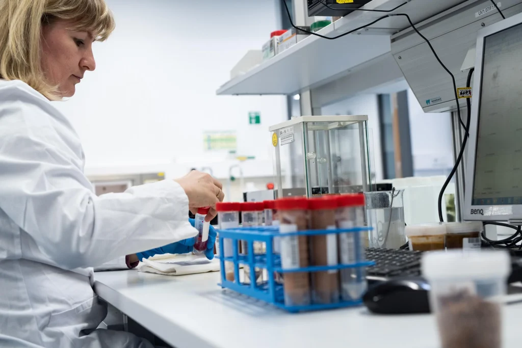 how scientific research evaluates dietary supplements in laboratory and clinical studies